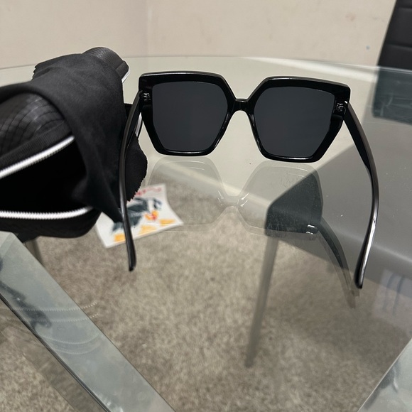 LARGE FRAME DARK SHADES SUNGLASSES - Picture 3 of 5